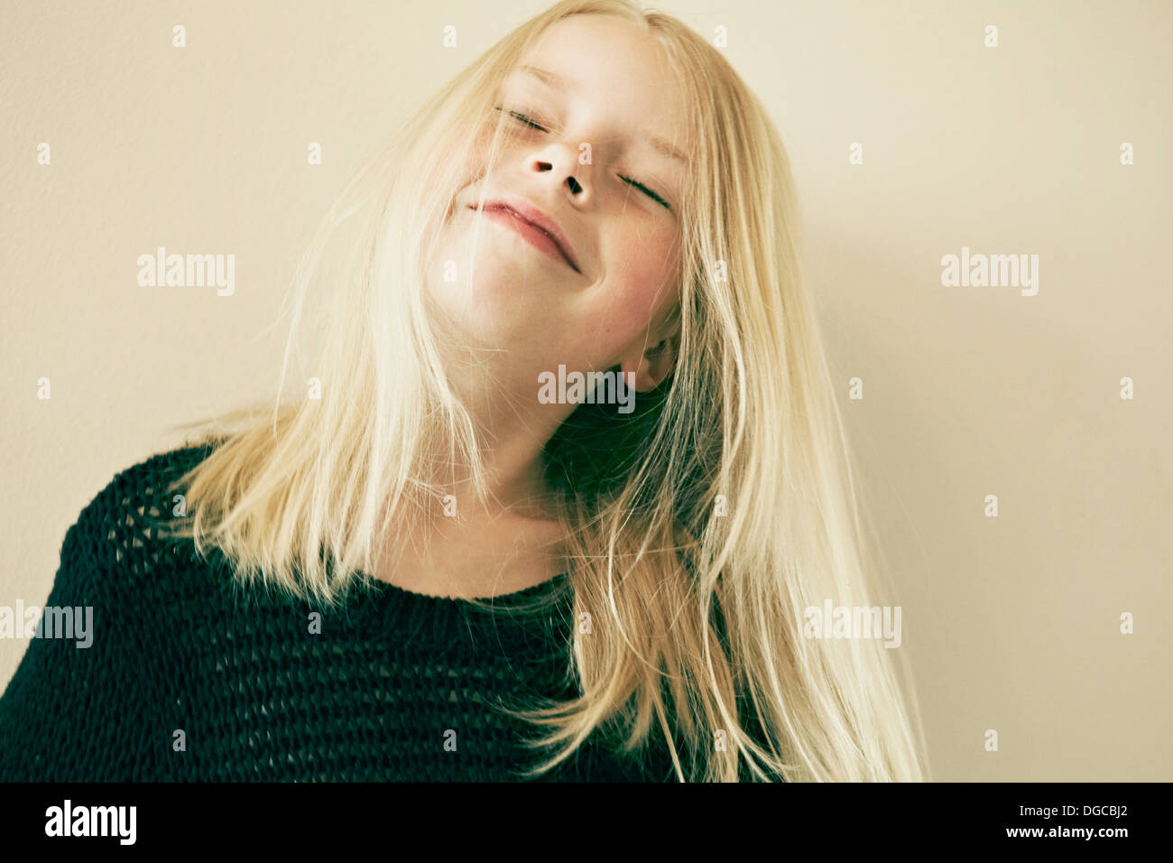 Junges Mädchen lächelnd mit geschlossenen Augen, Nahaufnahme Stockfoto
