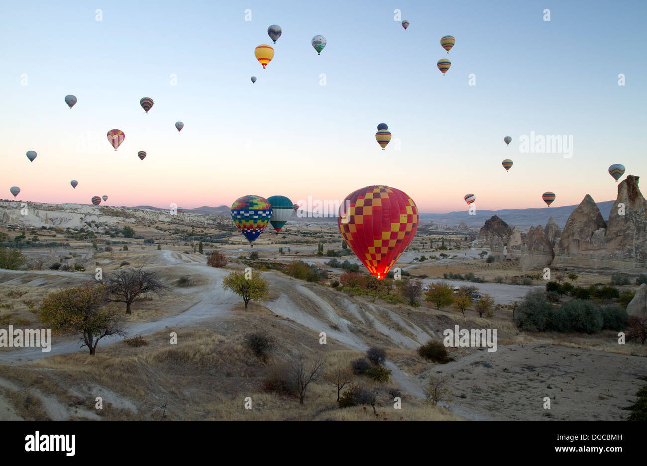 Heißluft Ballons fliegen am Himmel der geheimnisvollen Cappadocia Türkei Stockfoto