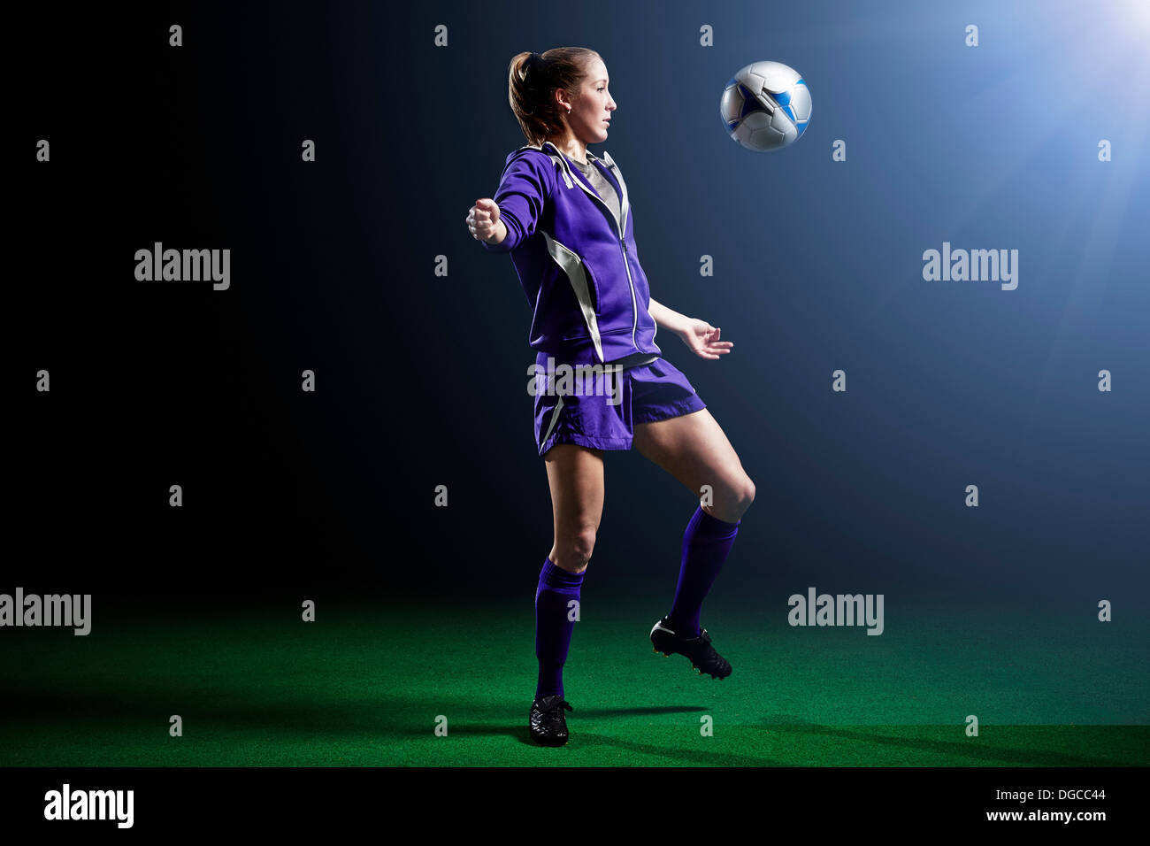 Junge weibliche Fußball-Spieler mit ball Stockfoto