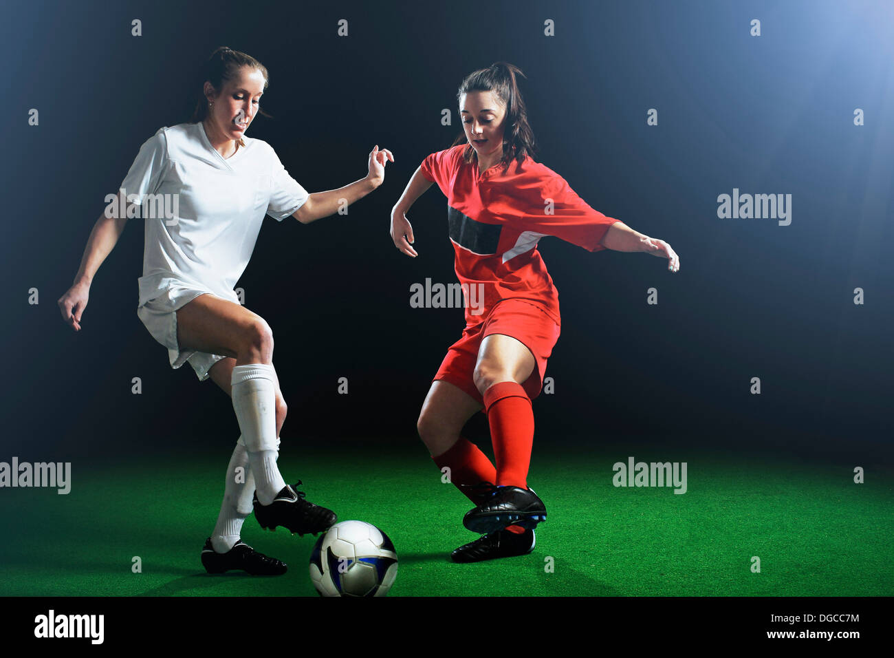 Zwei weibliche Fußball-Spieler, die Bekämpfung der Kugel Stockfoto