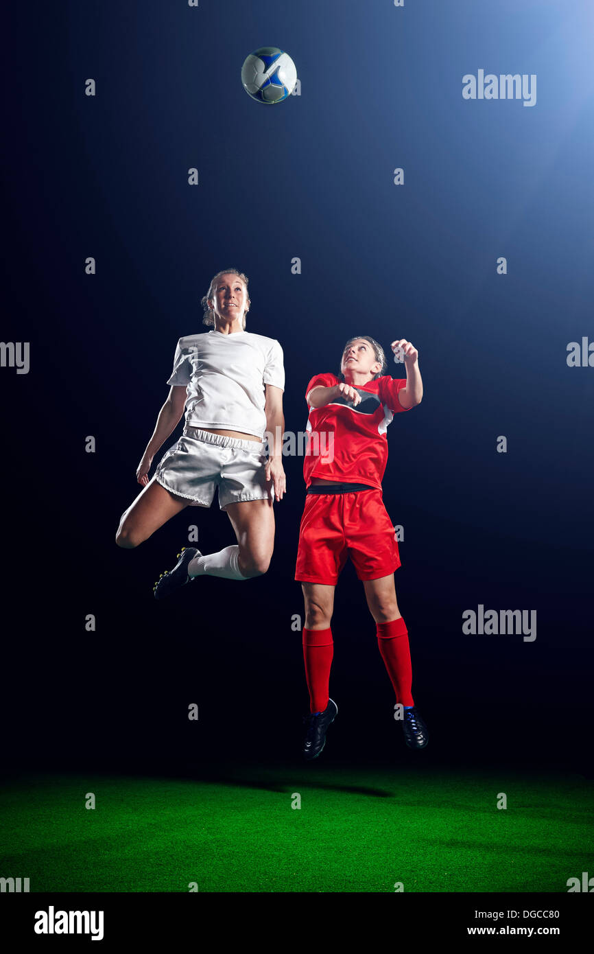 Zwei weibliche Fußball-Spieler Ball in Richtung Stockfoto