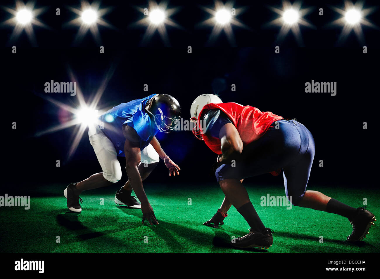 Zwei amerikanische Fußballer spielen Kopf an Kopf Stockfoto