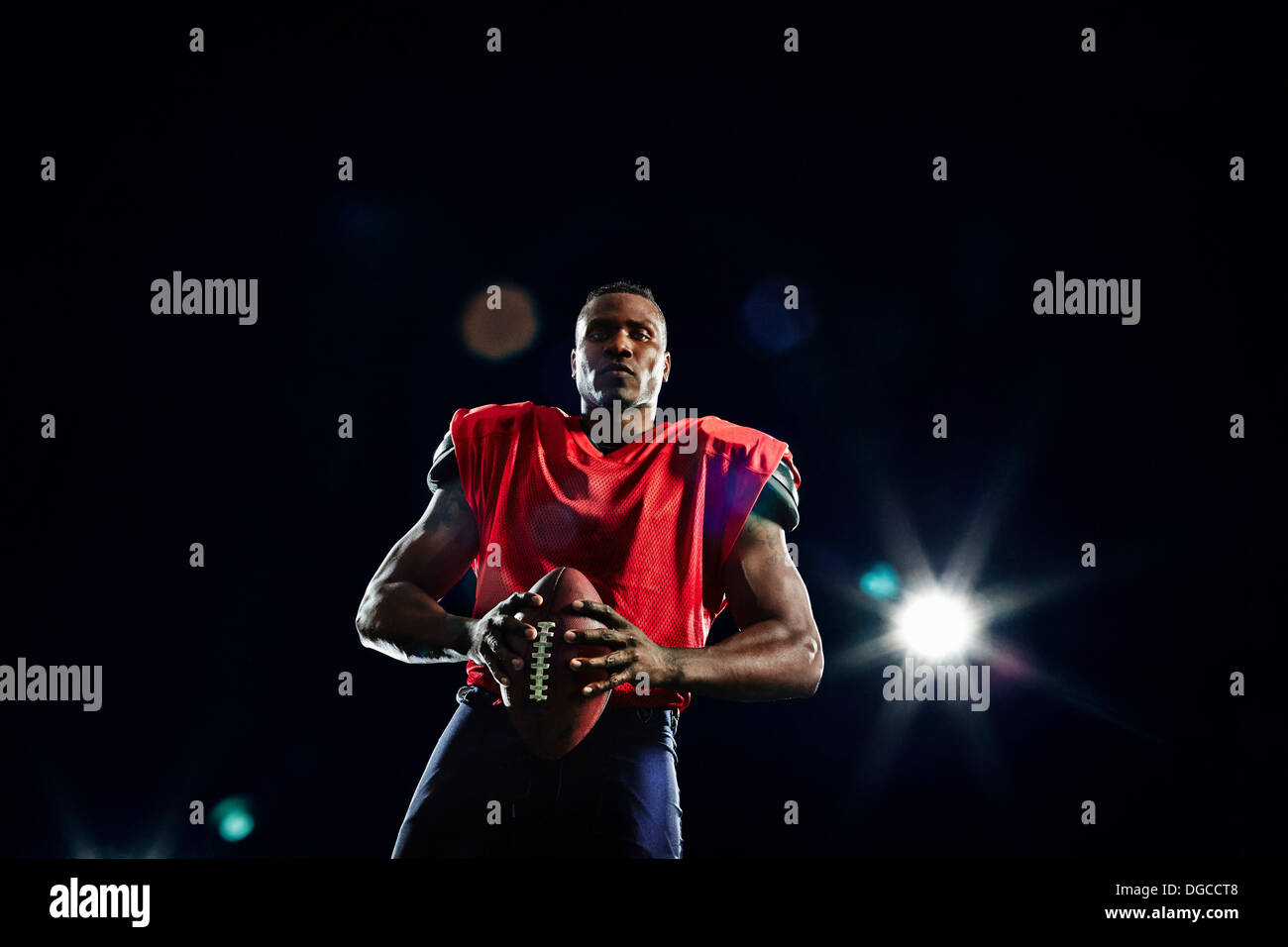 Porträt des american-Football-Spieler mit ball Stockfoto