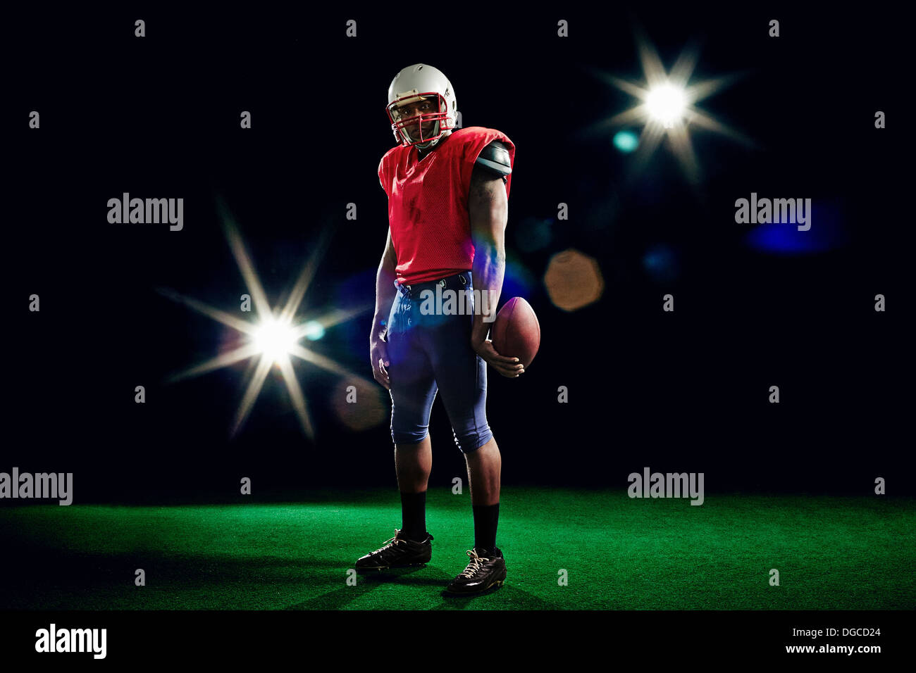 US-amerikanischer American-Football-Spieler mit ball Stockfoto