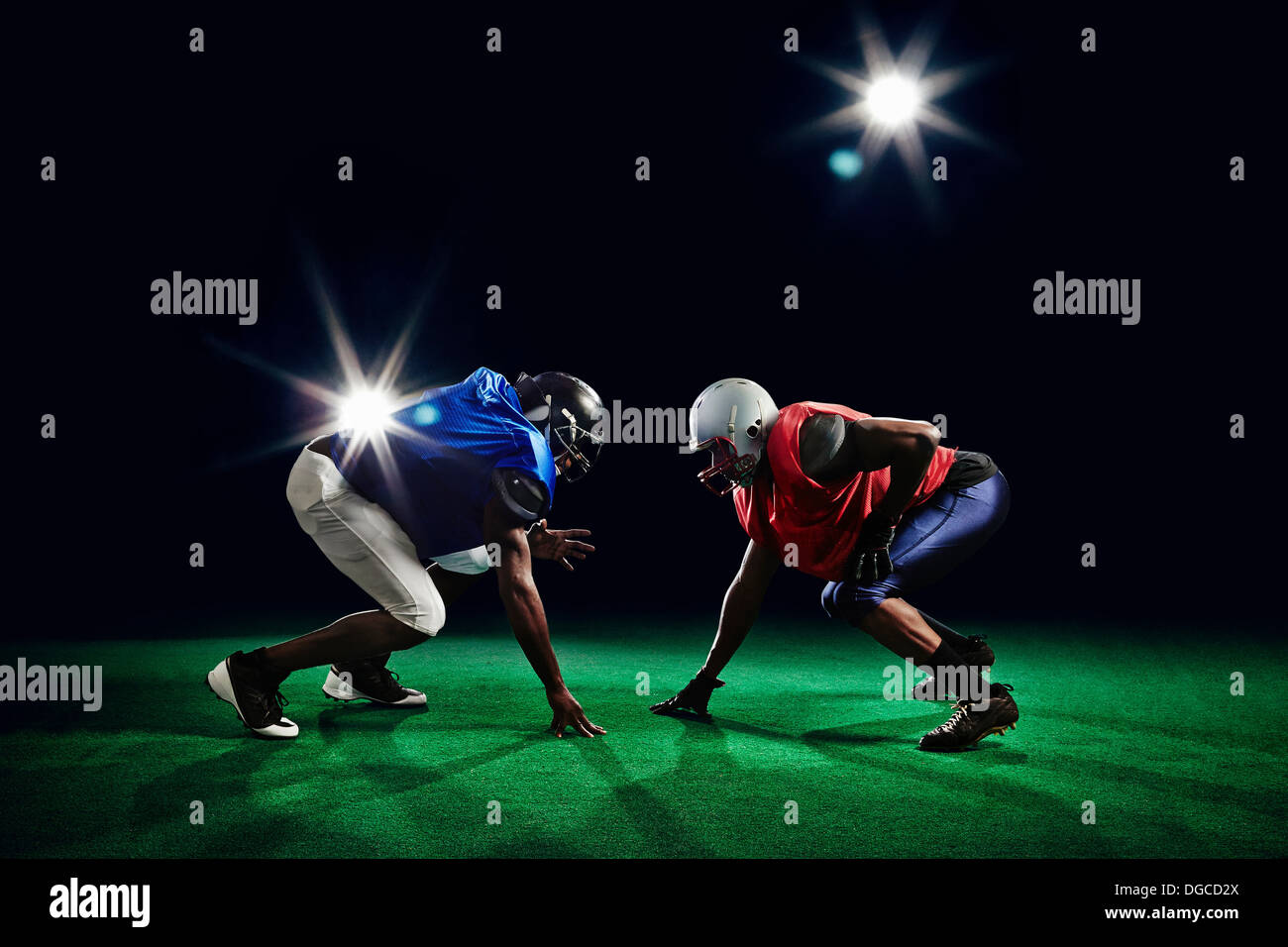 Zwei amerikanische Fußballer hocken Stockfoto