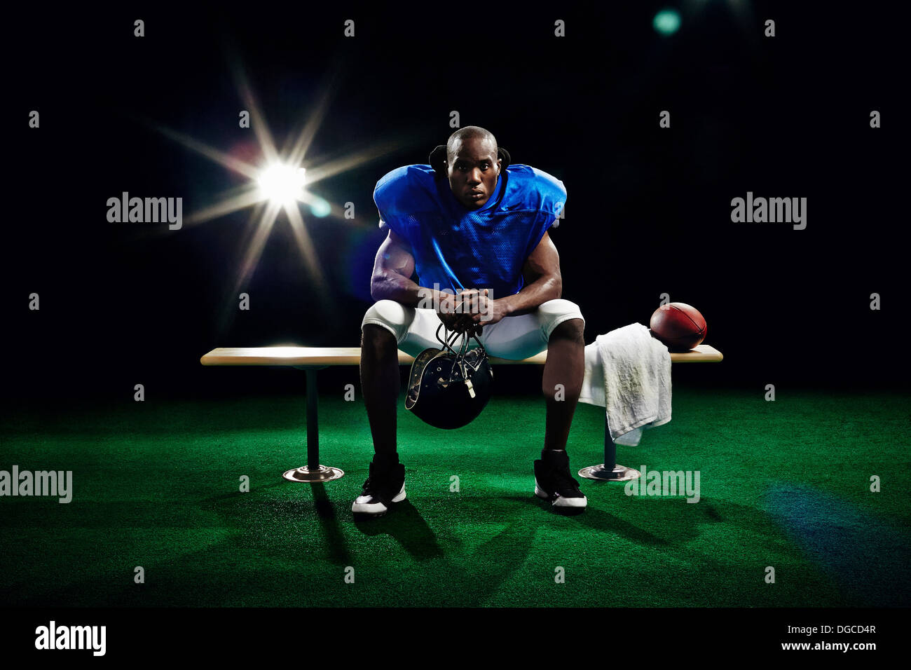 Porträt der amerikanischen Football-Spieler sitzen auf Bank Stockfoto