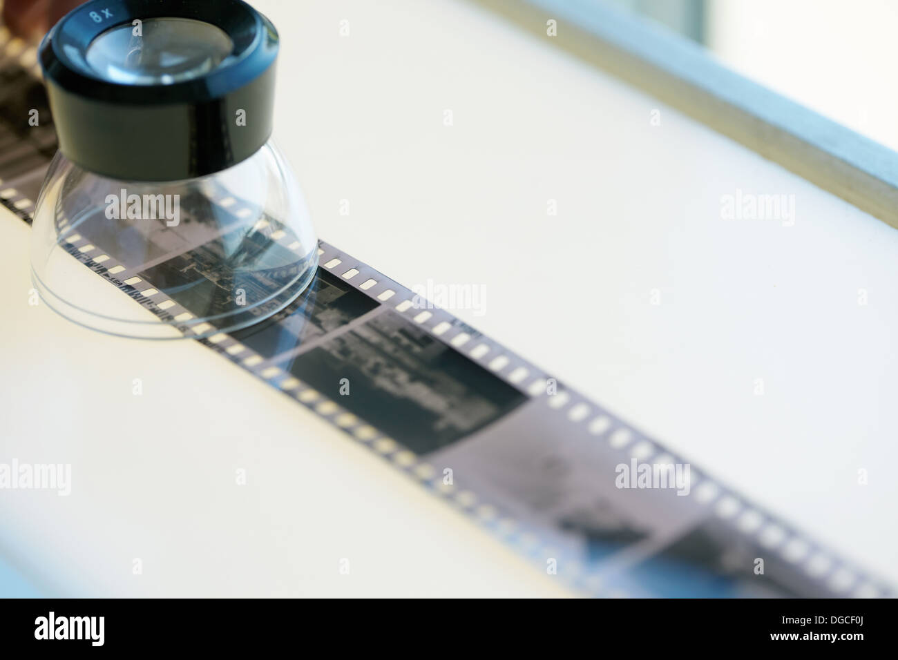 Streifen von Schwarz / Weiß Negativ-Filme auf lightbox Stockfoto Streifen von Schwarz / Weiß Negativ-Filme auf lightbox Stockfoto