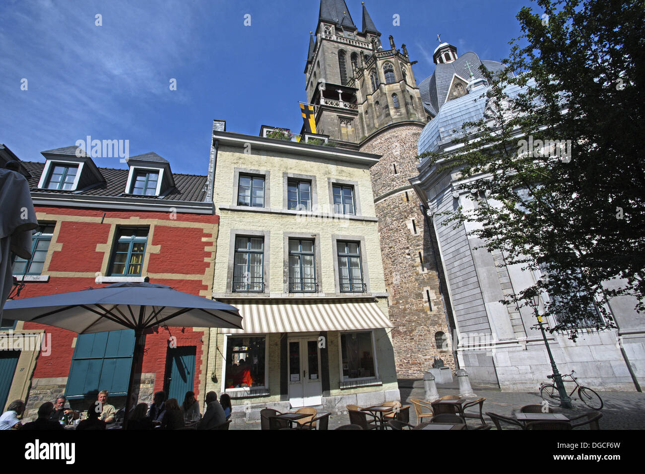 Blick Auf Den Aachener Dom Kathedrale Von Munsterplatz Der Dom