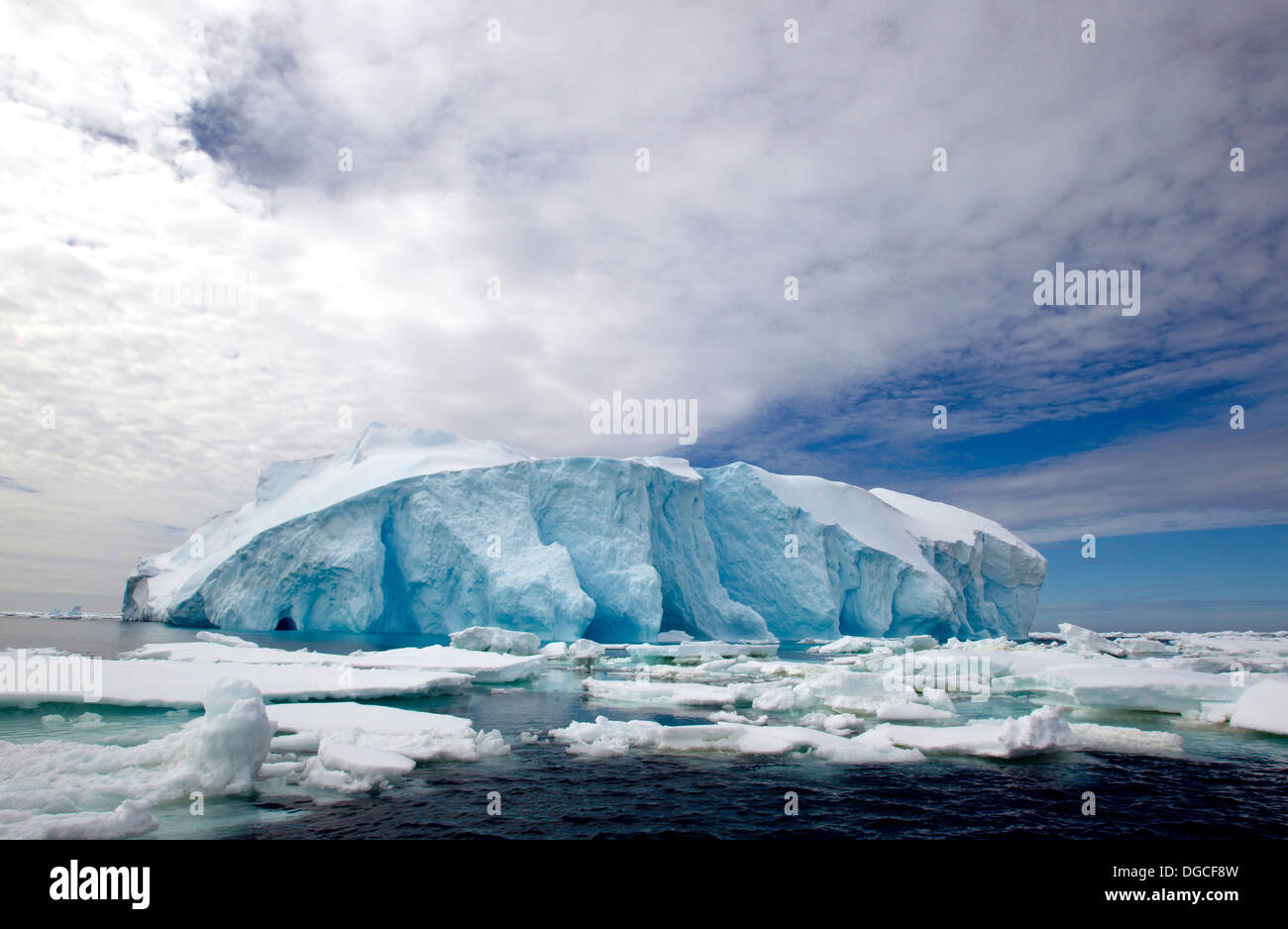 Eisberg in Eisscholle im Südpolarmeer, 180 Meilen nördlich von Ostantarktis, Antarktis Stockfoto