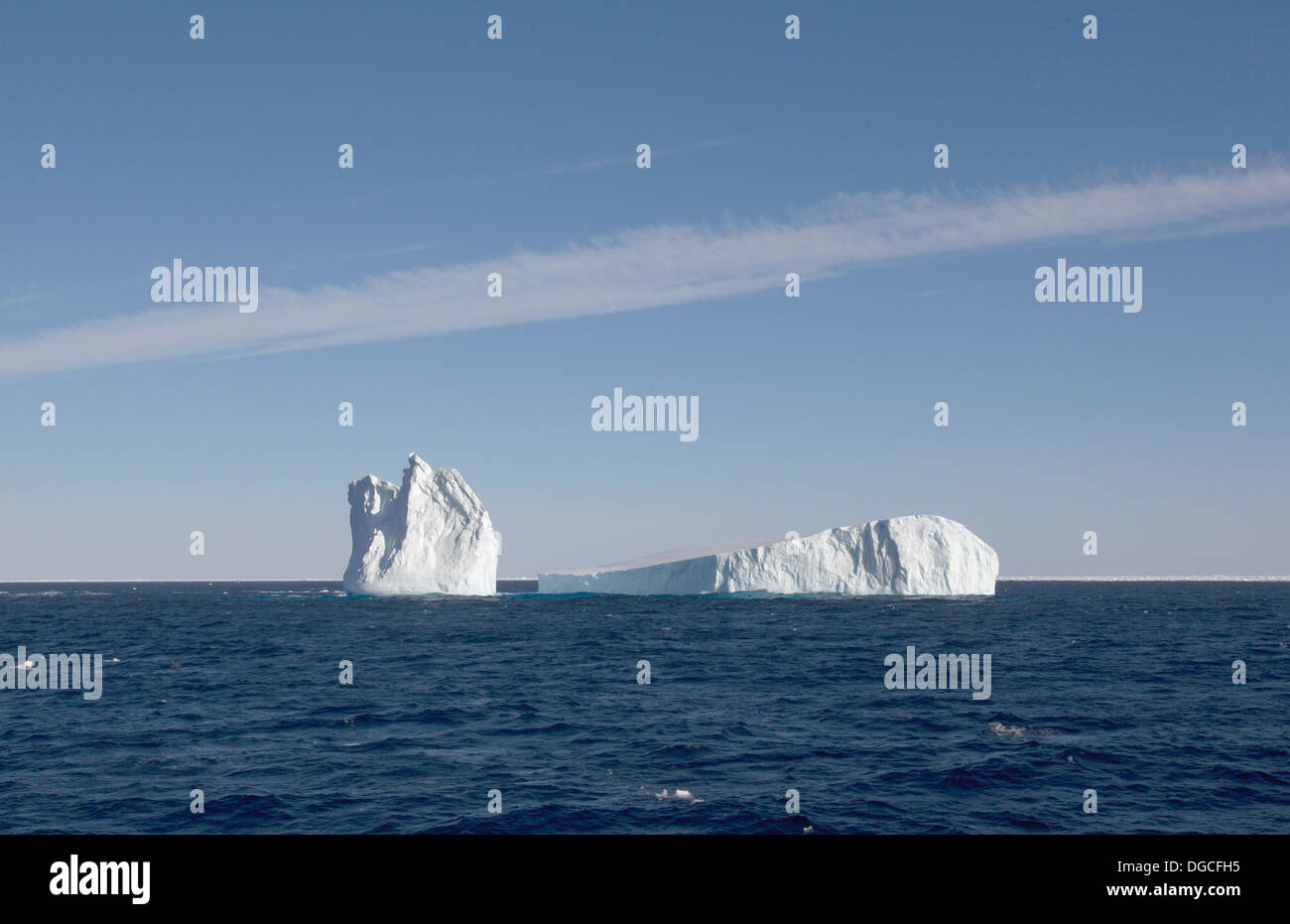 Eisberge unter der Eisscholle im Südpolarmeer, 180 Meilen nördlich von Ostantarktis, Antarktis Stockfoto