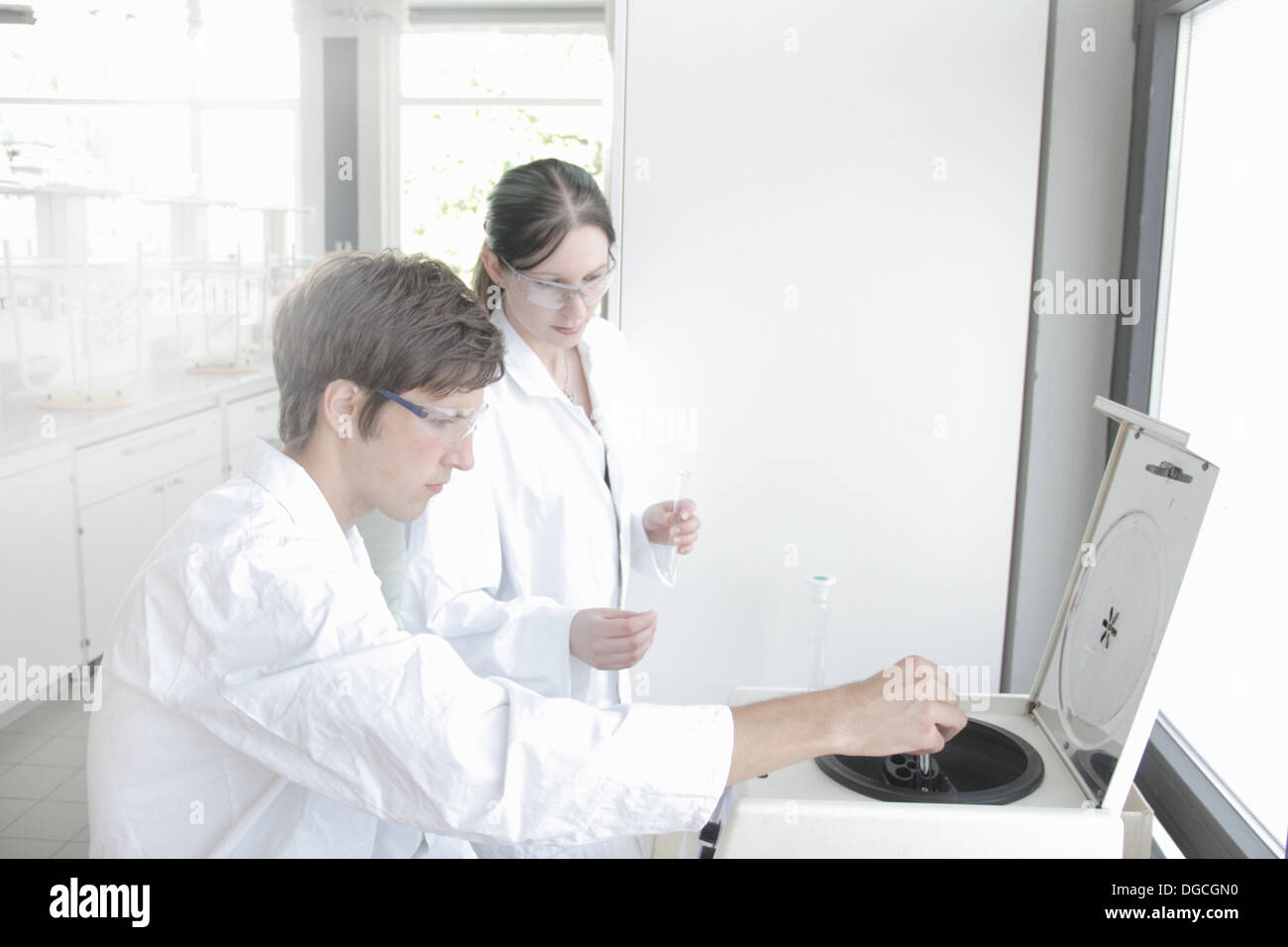 Chemiestudenten, die mit Geräten im Labor Stockfoto