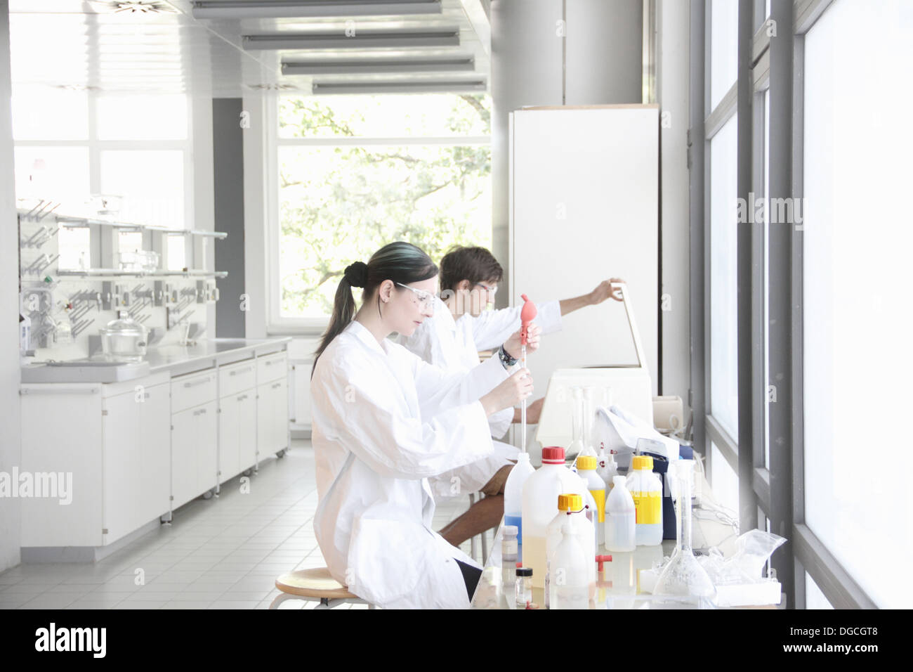 Chemiestudenten bei der Arbeit im Labor Stockfoto