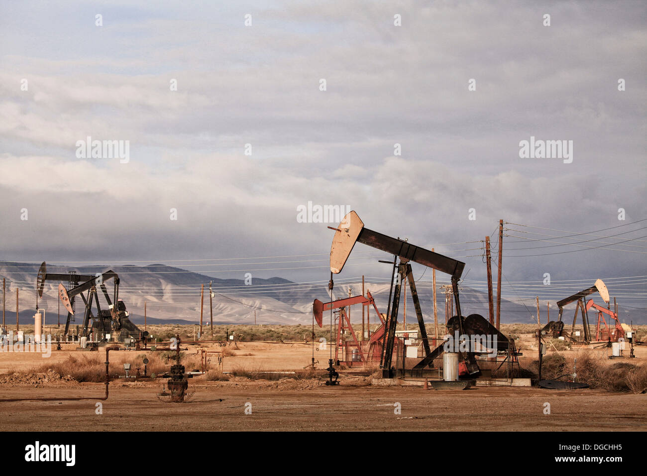 Bohrtürme in Ölquelle, California Stockfoto