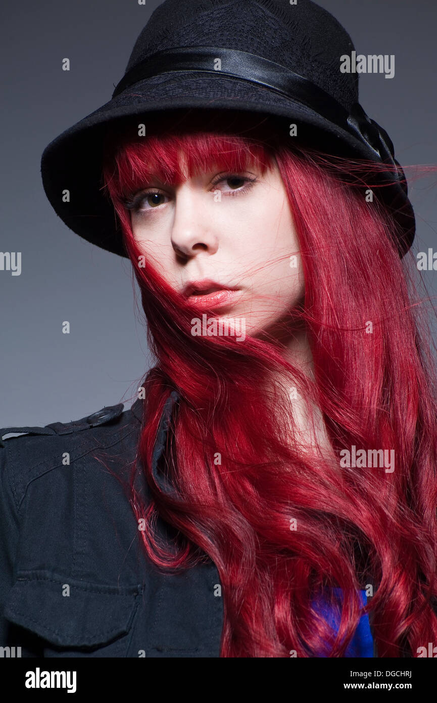 Junge Frau mit langen roten Haaren, Porträt Stockfoto