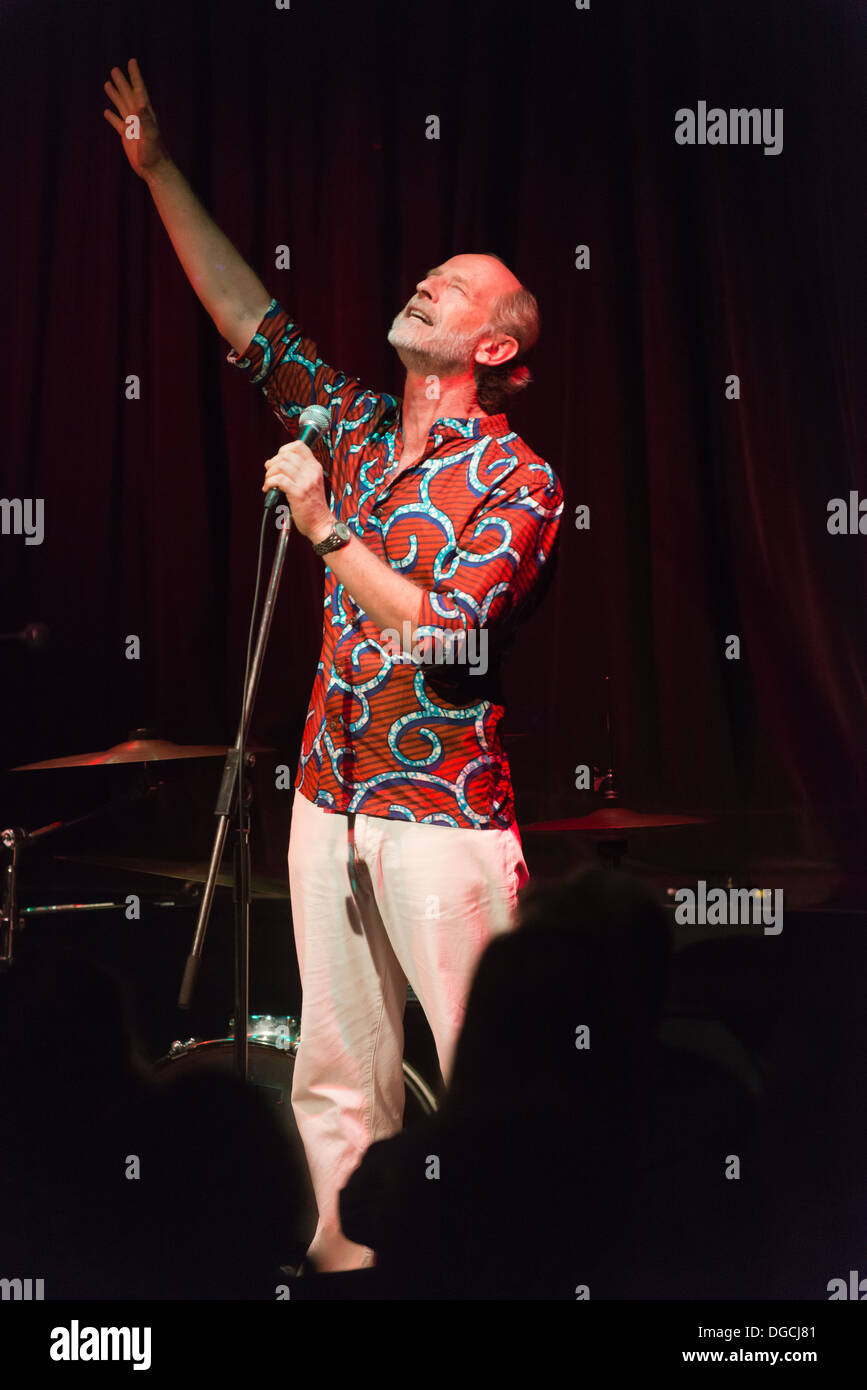 David Hallett, ein Dichter Leistung führt im Blue Moon Kabarett. Stockfoto