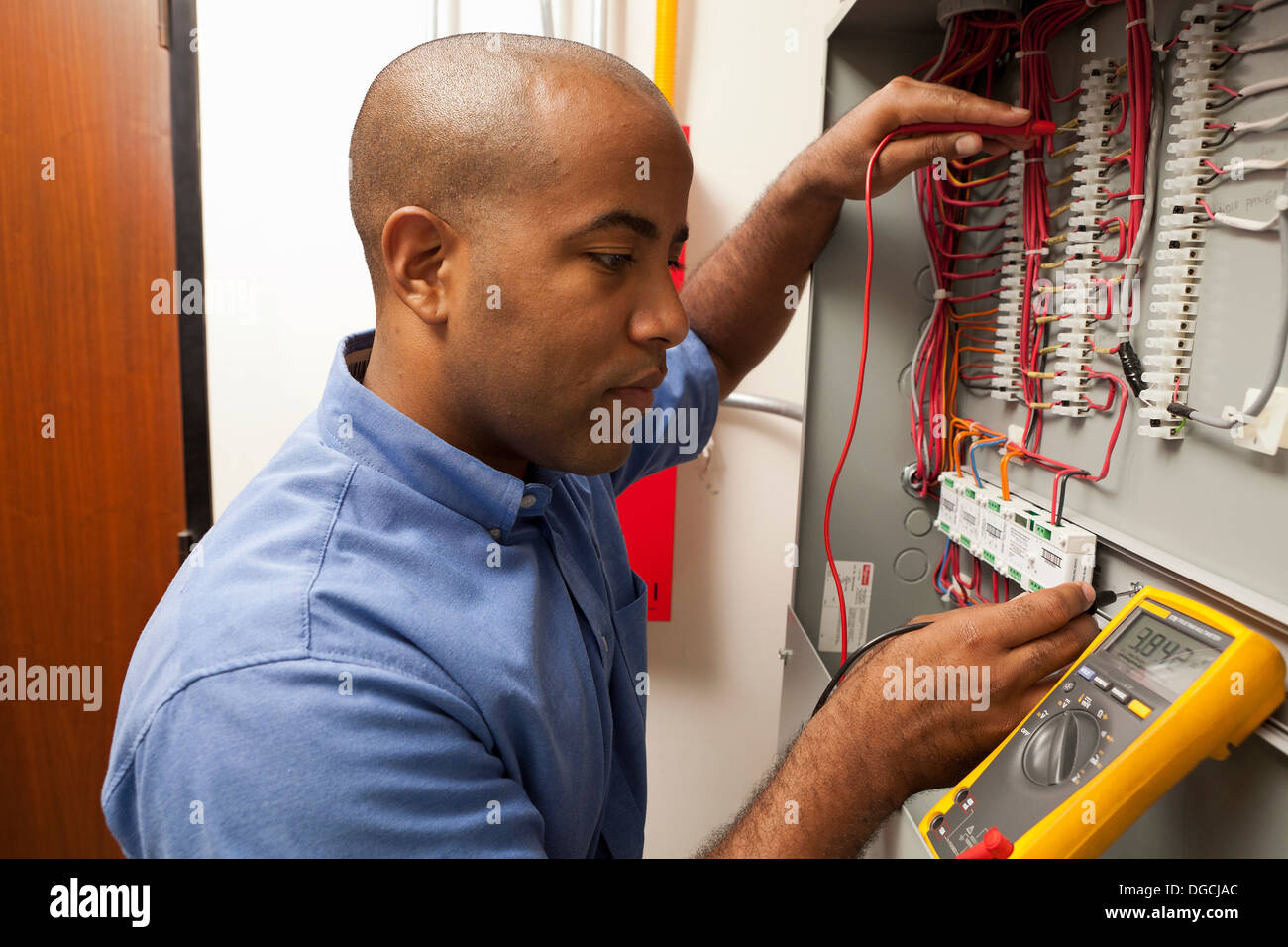 Mitte adult Elektrotechniker arbeiten im Werksgelände Stockfoto