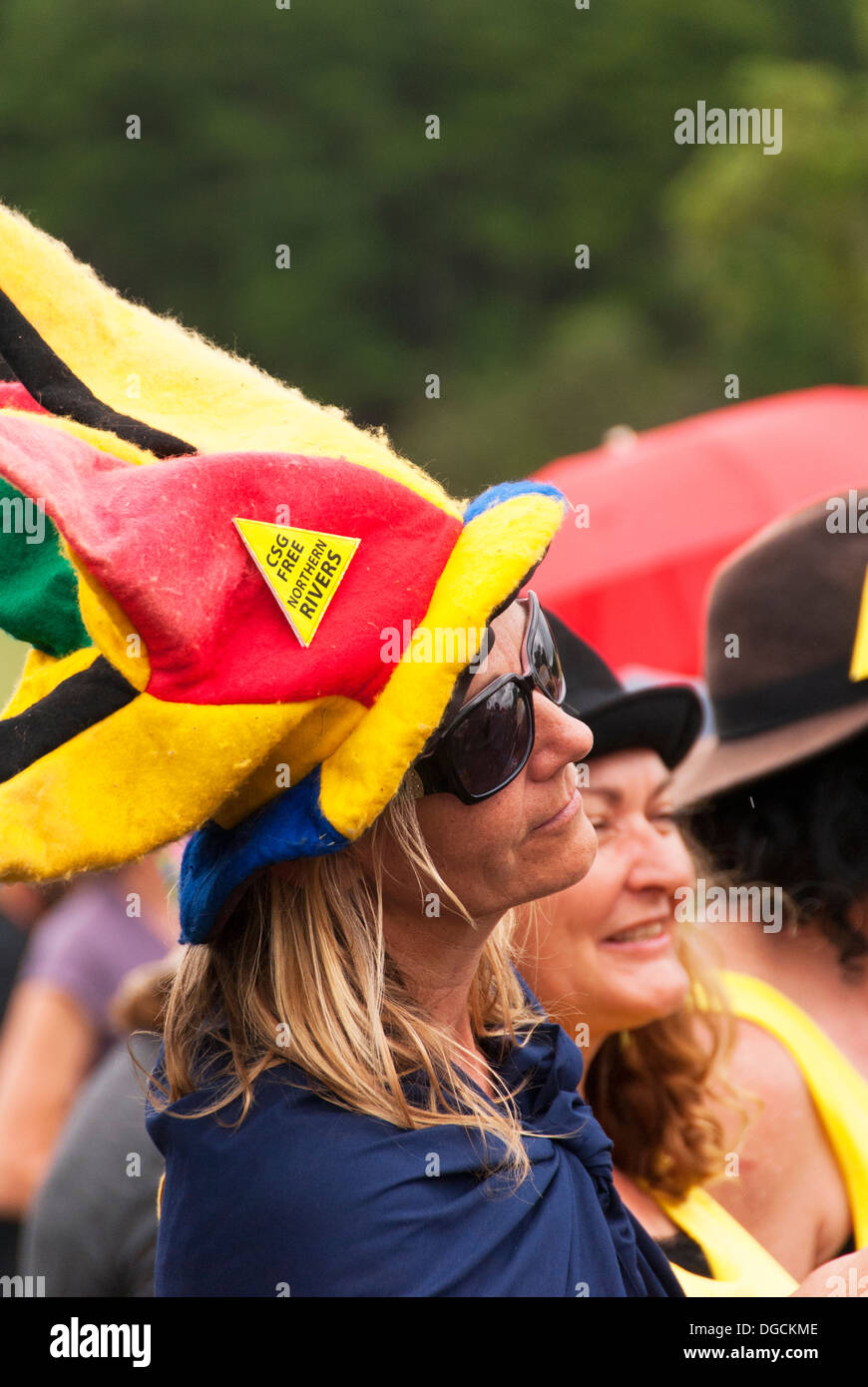 Leute hören zu Referenten Anti CSG-Protest gegen zweifelhafte Creek in der Nähe von Kyogle. Stockfoto