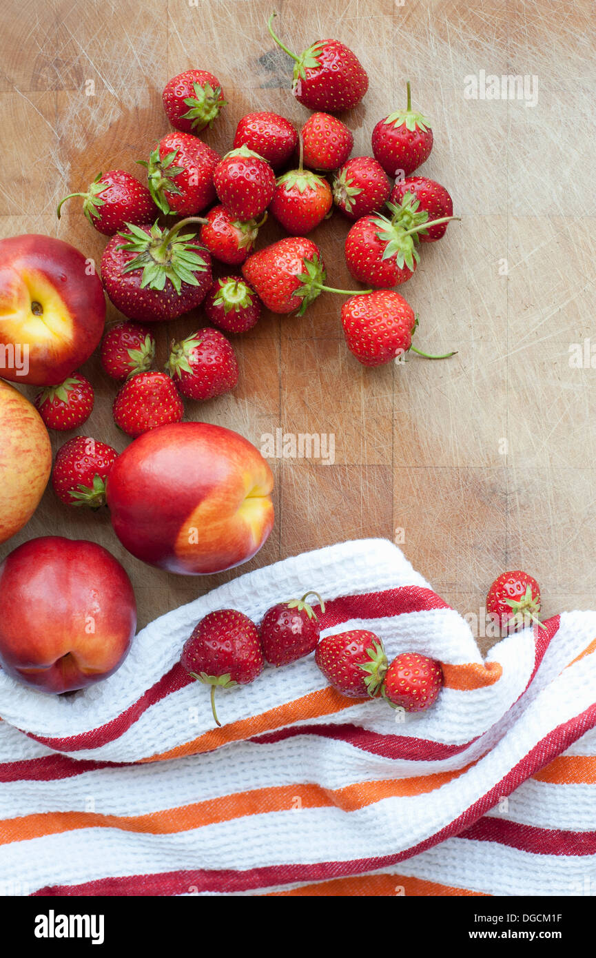 Pfirsiche und Erdbeeren, Draufsicht Stockfoto