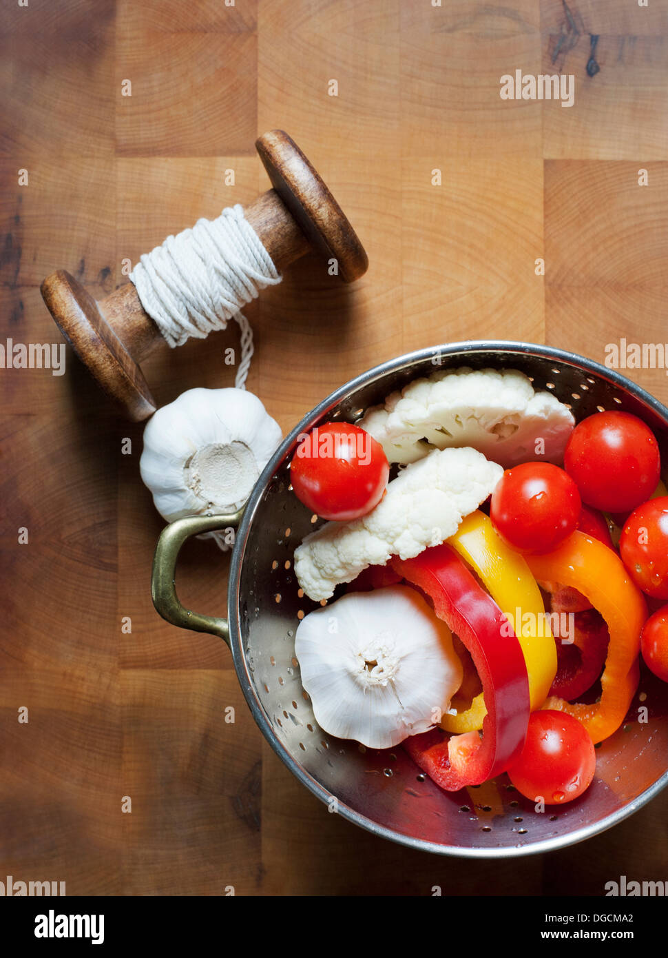 Sieb von geschnittenem Blumenkohl, Paprika und Tomaten, Draufsicht Stockfoto