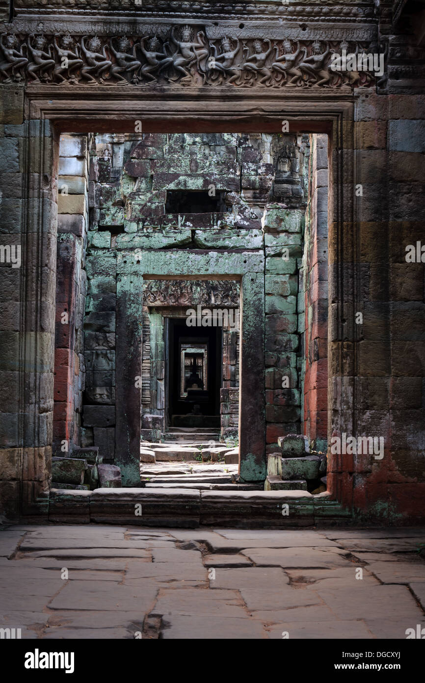 Steinsäulen mit geschnitzten Stürze Form zurückweichenden Muster von Türen und Höfe im alten kambodschanischen Tempel in Angkor Wat Stockfoto