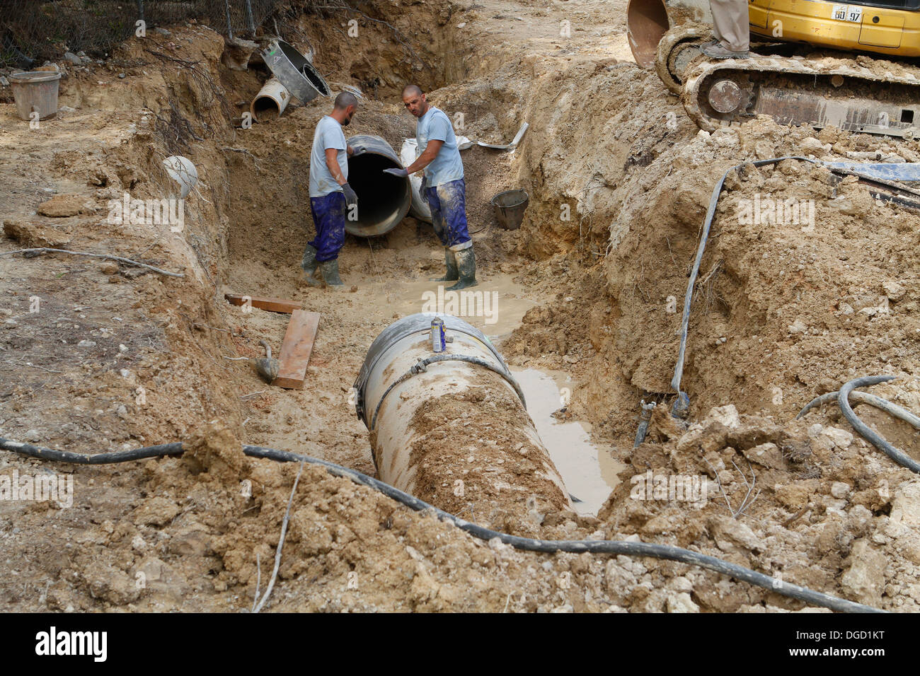 Arbeitnehmer auf eine defekte Wasserleitung außerhalb von Palma De Mallorca, Spanien Stockfoto