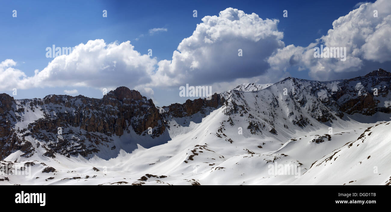 Panorama der schneebedeckten Berge in der Sonnetag. Türkei, zentralen Taurusgebirge, Aladağlar (Anti-Taurus), plateau Edigel (Yedi Goller) Stockfoto