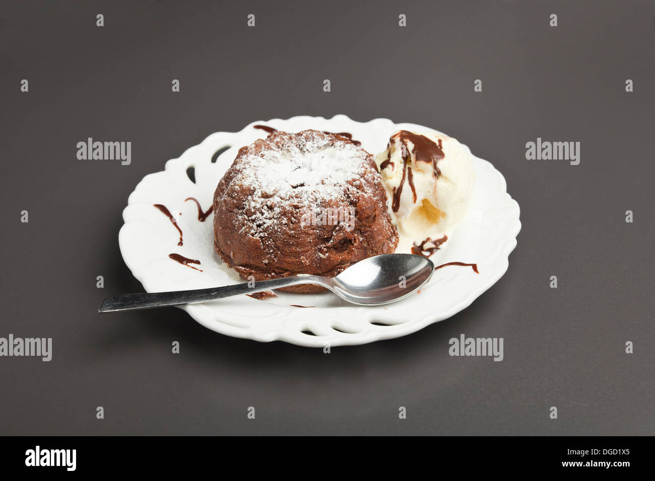 Kuchen auf den weißen Teller mit Dekoration Stockfoto