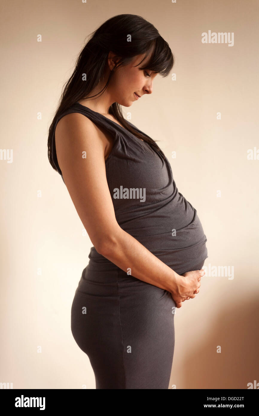Schwangeren Bauch festhalten zu meditieren Stockfoto
