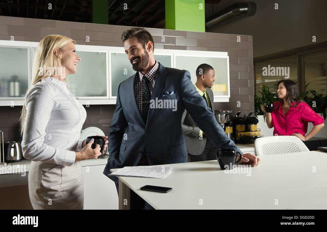 Junge Kollegen im Büro Küche im Chat Stockfoto