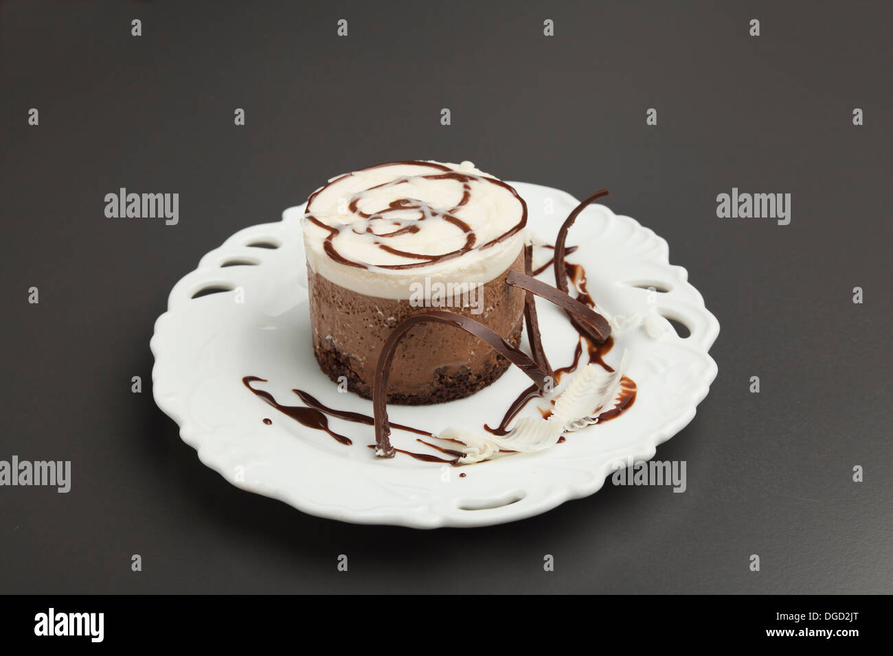 Kuchen auf den weißen Teller mit Dekoration Stockfoto