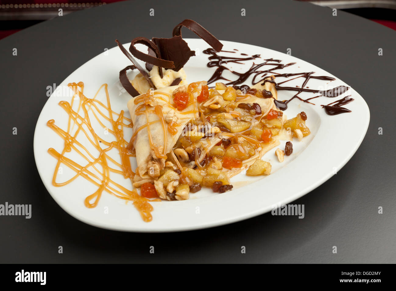 Gerollte Pfannkuchen mit Puderzucker und Schokolade Stockfoto