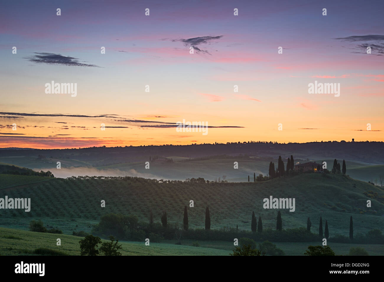 Tuscany Bauernhaus mit lebendigen Himmel im Morgengrauen, Val d ' Orcia, Italien Stockfoto