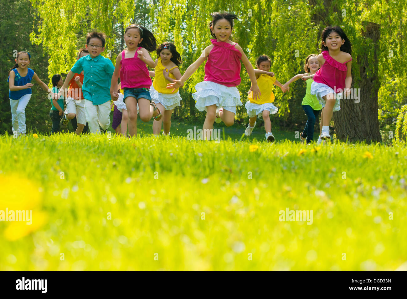 Kinder laufen auf dem Rasen Stockfoto