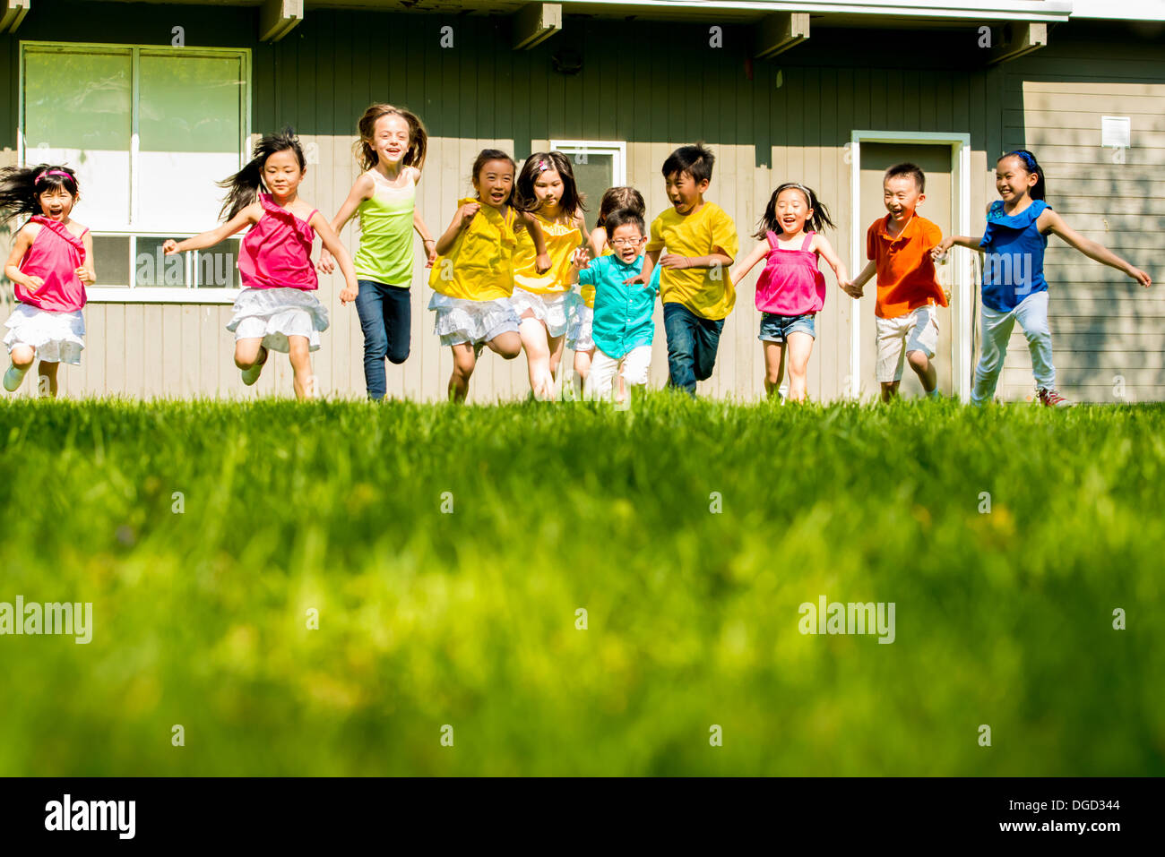 Kinder laufen auf dem Rasen Stockfoto