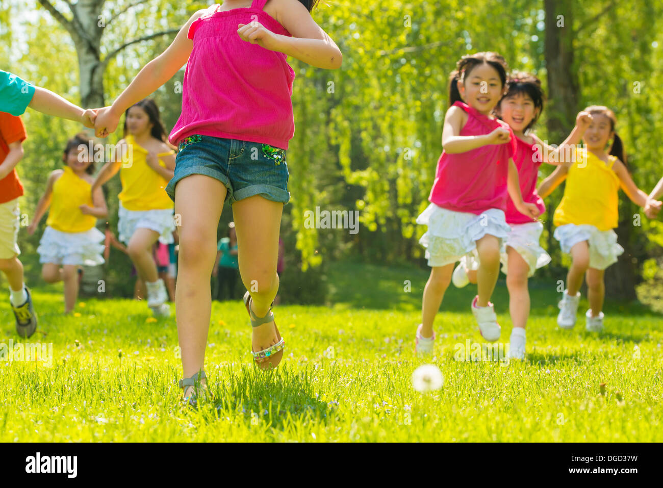 Kinder laufen auf dem Rasen Stockfoto