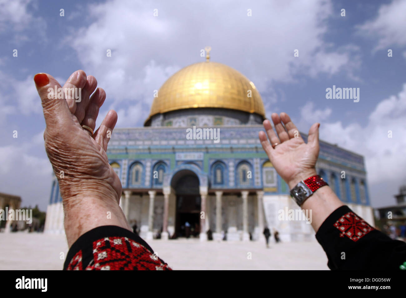 Jerusalem, Israel. 18. Oktober 2013. Palästinenser besuchen Freitagsgebet am vierten Tag des Eid al-Adha in der Al-Aqsa Moschee zusammengesetzte in Altstadt von Jerusalem. (Bild Kredit: Kredit: Saeed Qaq/APA Images/ZUMAPRESS.com/Alamy Live-Nachrichten) Stockfoto