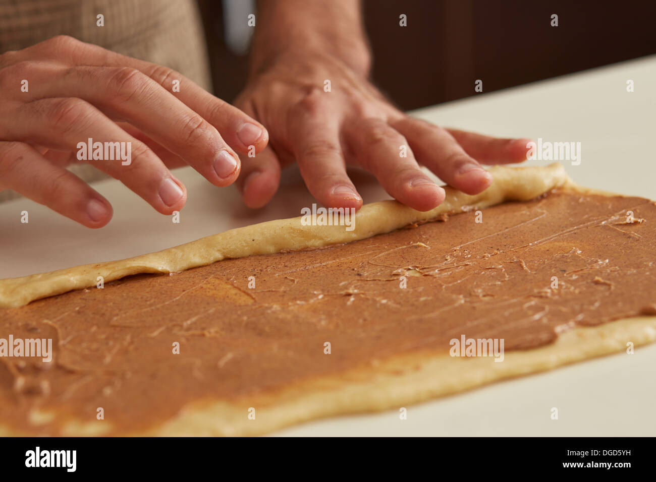 Bäcker Brioche-Teig für Cinnamon Roll rollt Stockfoto
