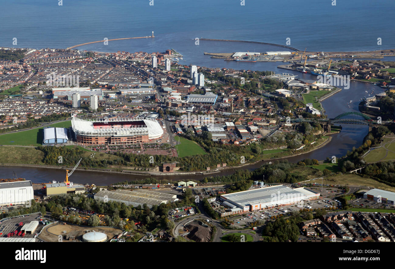 Luftaufnahme des Flusses Wear bei Sunderland einschließlich des Hafens und Stadium of Light Stockfoto