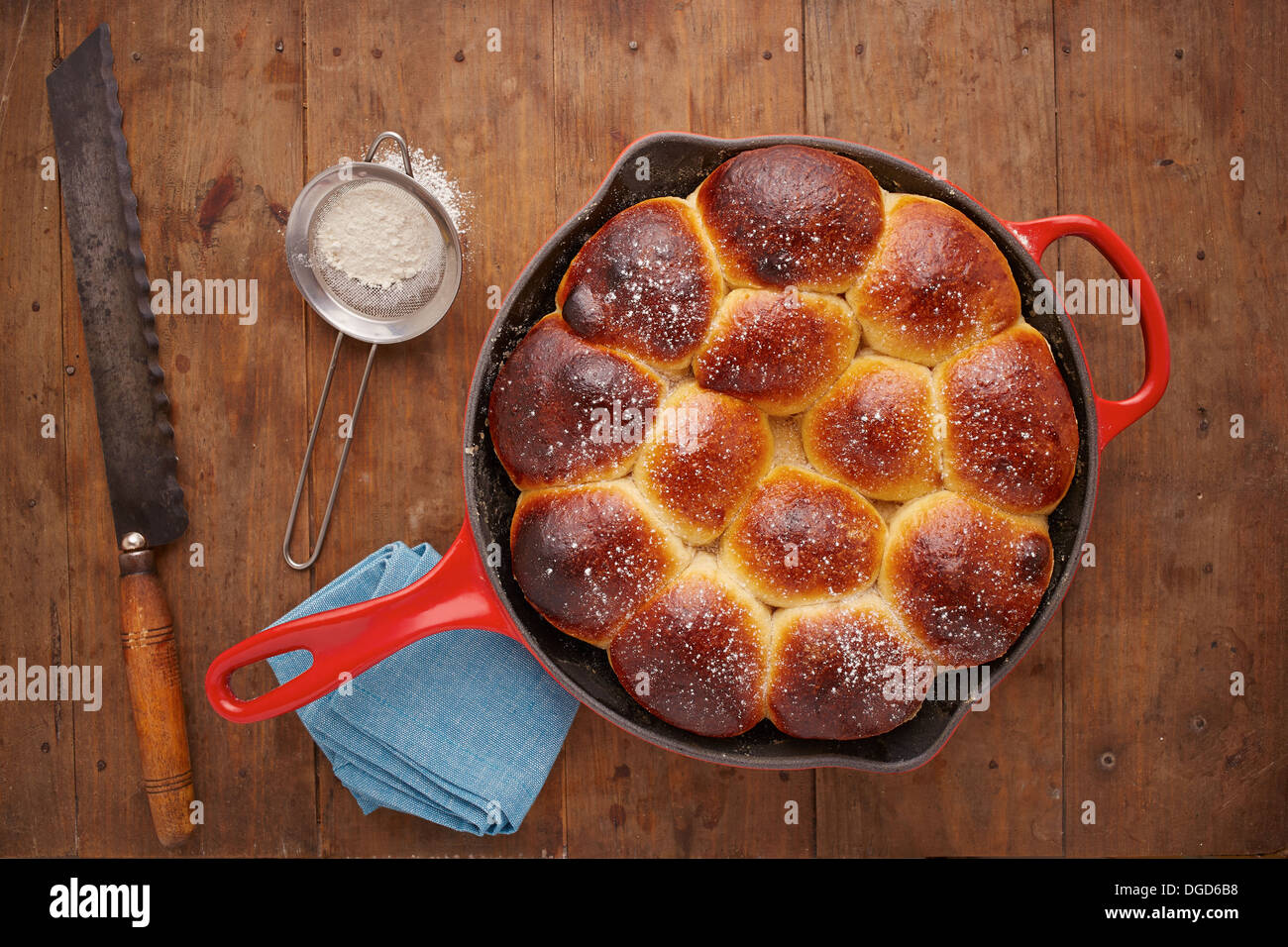 Brioche-Kugel-Kuchen in einer Pfanne übersehen Schuss Stockfoto