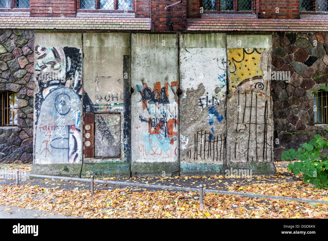 Ursprünglichen Segmente der Berliner Mauer außerhalb des Mårkisches Museums, bin Kollnischen Park 5, Berlin Stockfoto