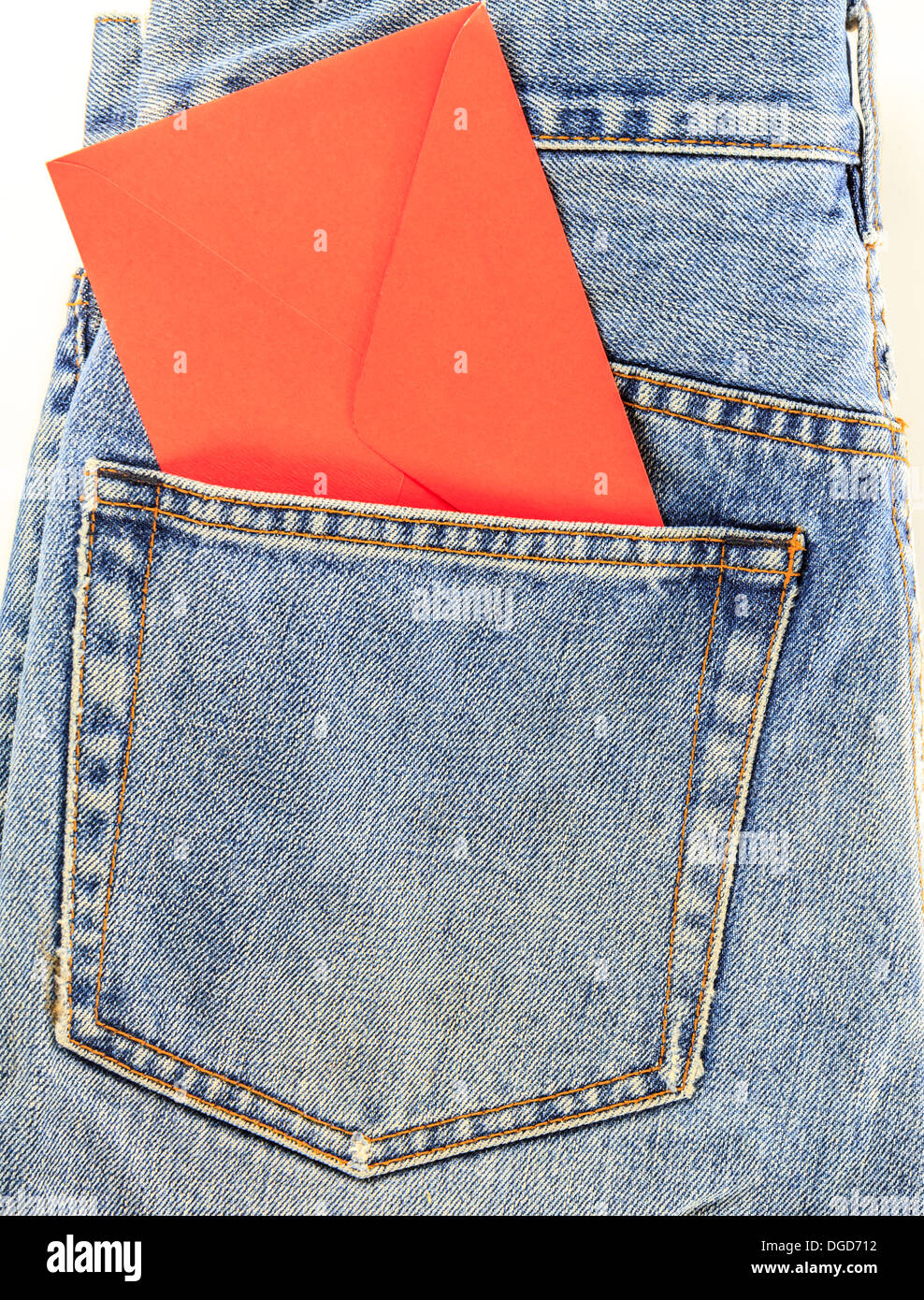 Jeans-Tasche mit roten Buchstaben auf der Rückseite Stockfoto