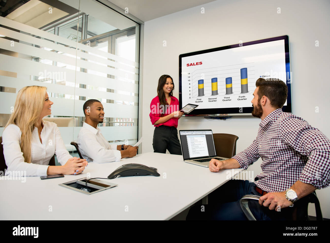 Junge Kollegen betrachten digitaler Tabelle in Meetings im Konferenzraum Stockfoto