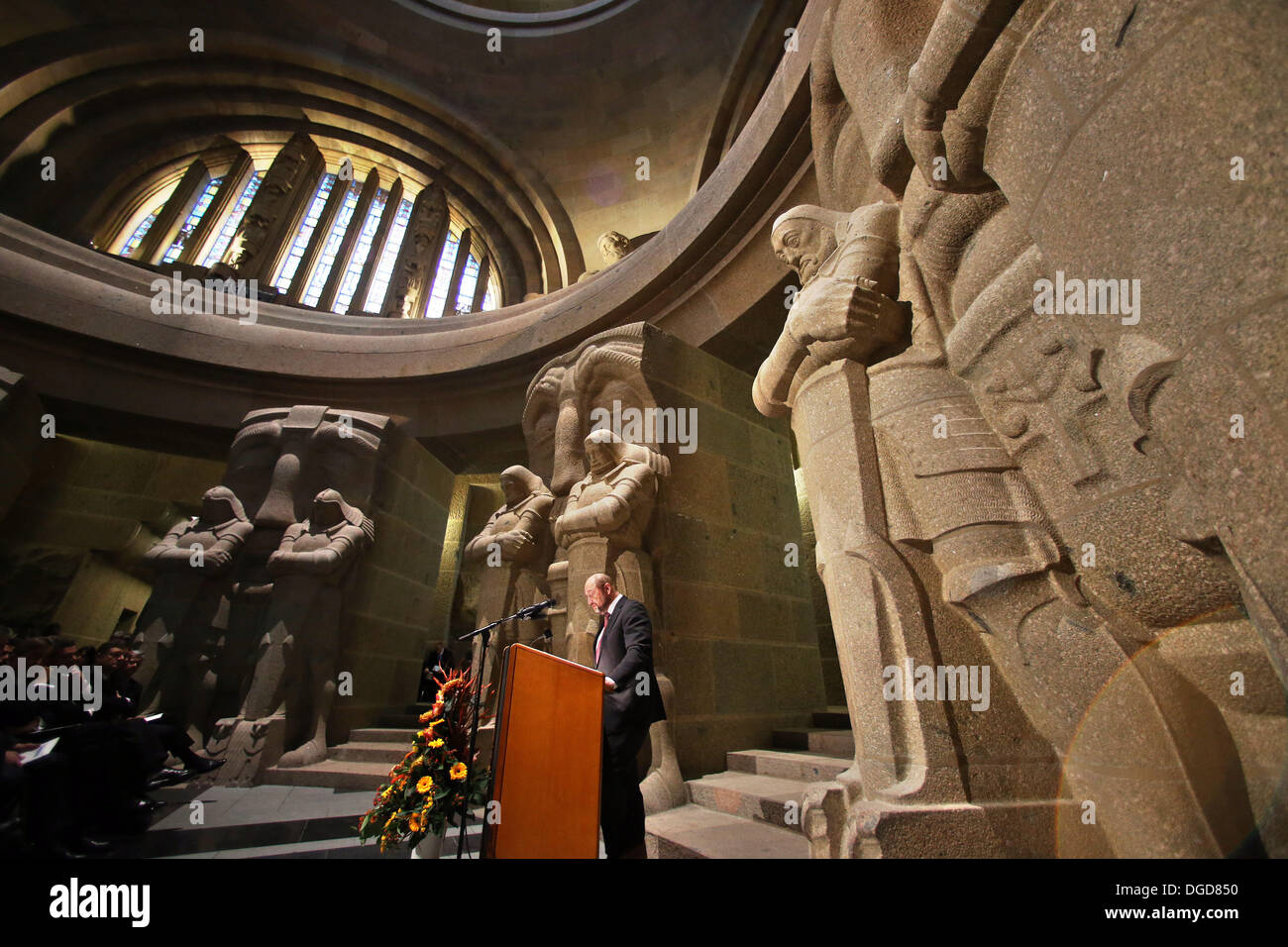 Präsident des Europäischen Parlaments Martin Schulz spricht bei der Zeremonie anlässlich der 200. Jahrestag der Völkerschlacht in der Schlacht der Nationen-Denkmal in Leipzig, Deutschland, 18. Oktober 2013. Unter den Gästen in der ersten Zeile sind: Premier von Sachsen Stanislaw Tillich (8-L), deutsche Verteidigung Minister Thomas de Maiziere (6 L) und Präsident der Europäischen Kommission, Martin Schulz (9 L). Auf Sonntag, 20. Oktober 2013 werden mehr als 6.000 Teilnehmer die Schlacht von 1813 zwischen den Armeen der Russland, Preußen, Österreich und Schweden nachspielen. Der Kampf der Nationen kämpften 16 bis 19. Oktober 1813, re Stockfoto