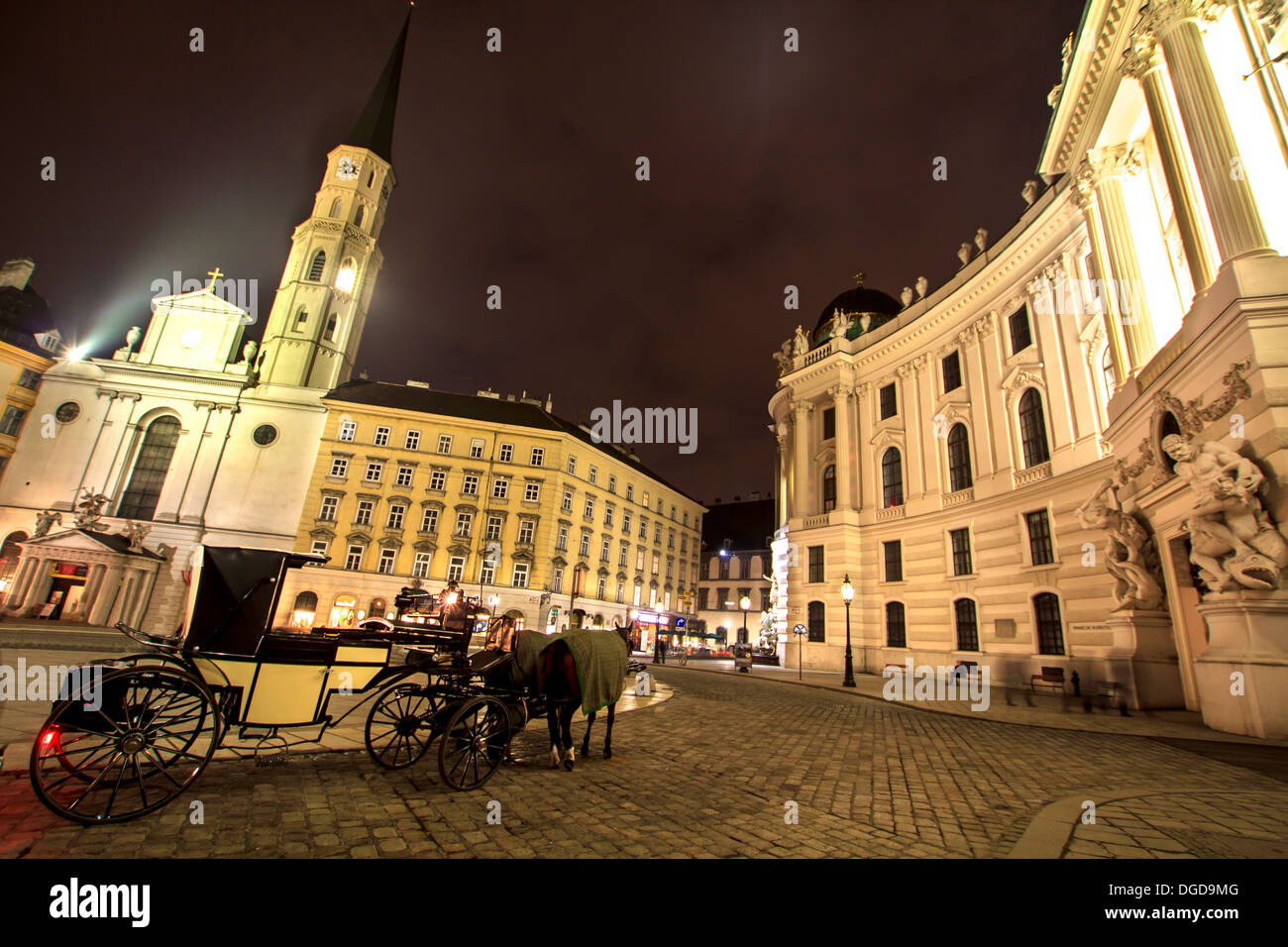 Pferdekutsche auf der asphaltierten Straße vor der Hofburg, Wien, Österreich Stockfoto