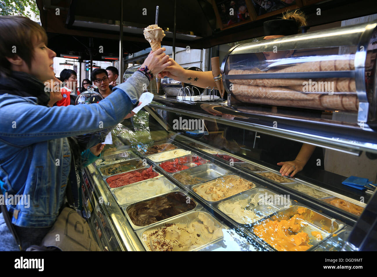 Eis-Ries Verkäufer Übergabe eines Kegels, der jungen Frau, Paris, Frankreich Stockfoto