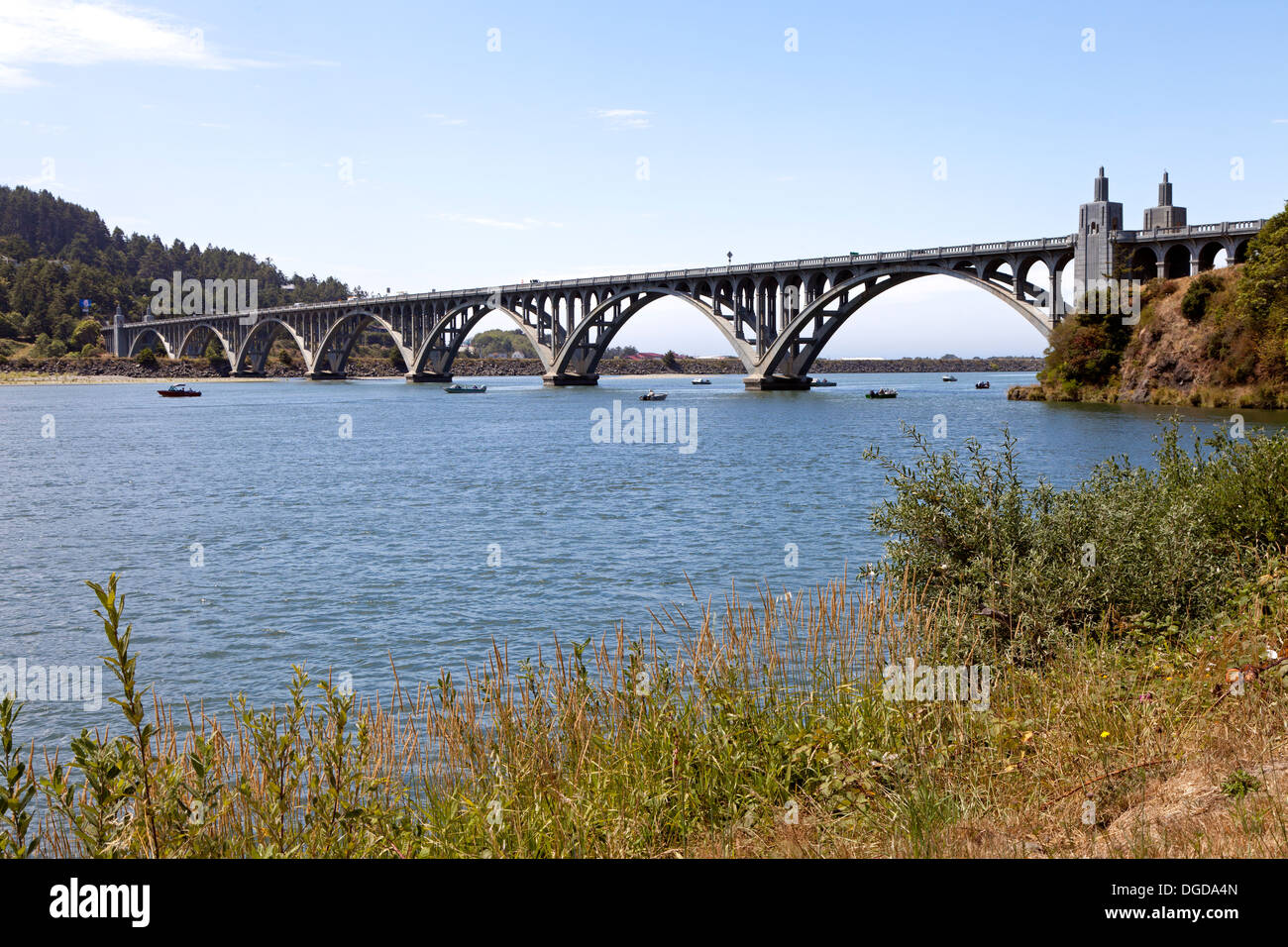 Die 1898 Fuß langen überquert Isaac Lee Patterson Brücke den Rogue River in der Nähe von Gold Beach, Oregon. Stockfoto