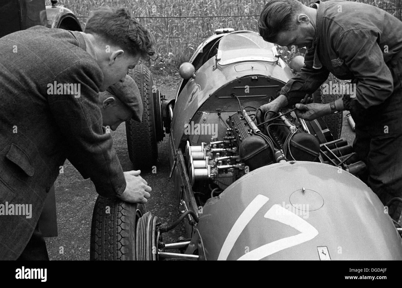 Mechaniker Adelmo Marchetti arbeiten an Werke von Piero Ferrari 500, paddock. Britische Grand Prix Silverstone England 1952. Stockfoto