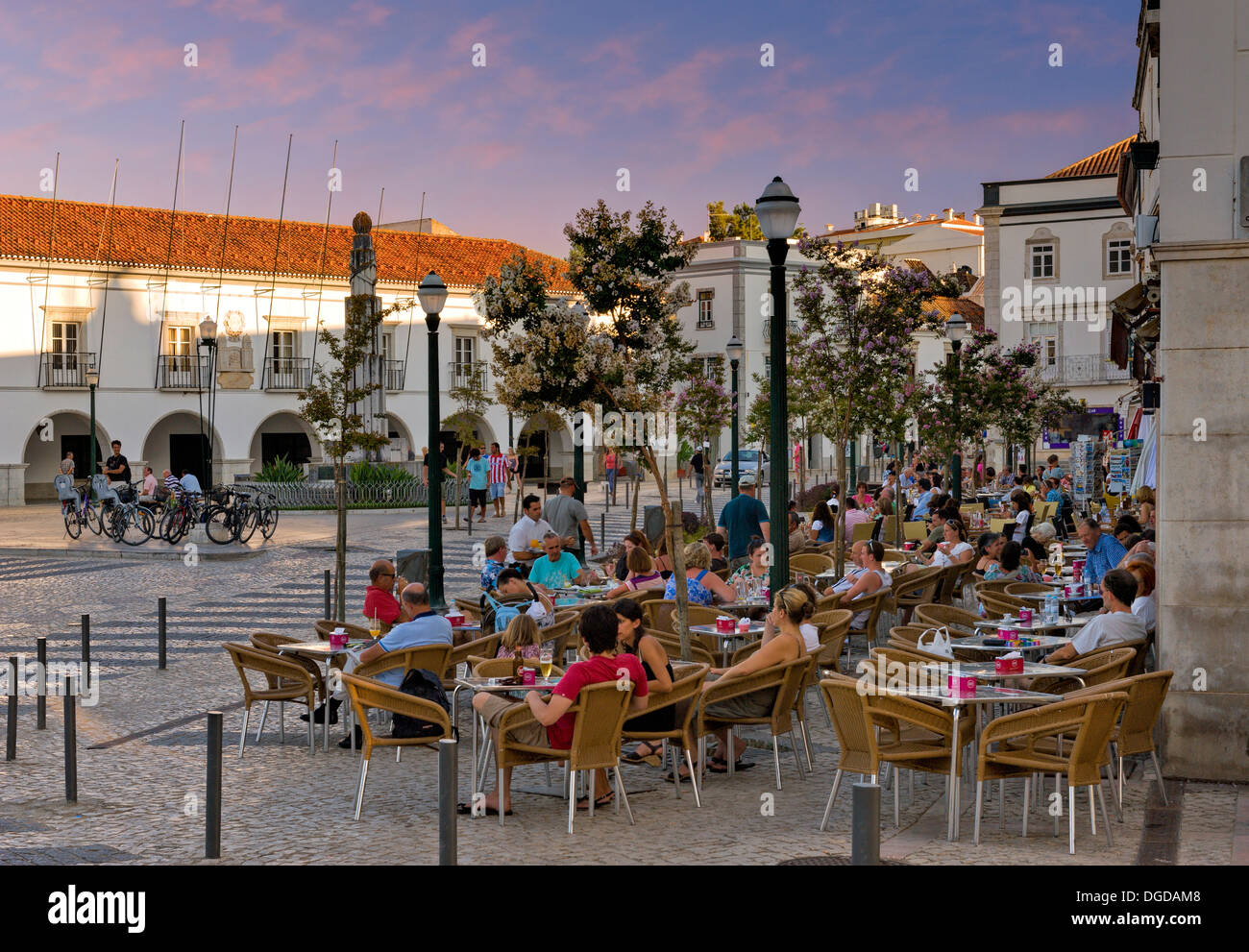 Portugal, Algarve, Tavira, Cafés in der Praca da Republica Stockfoto