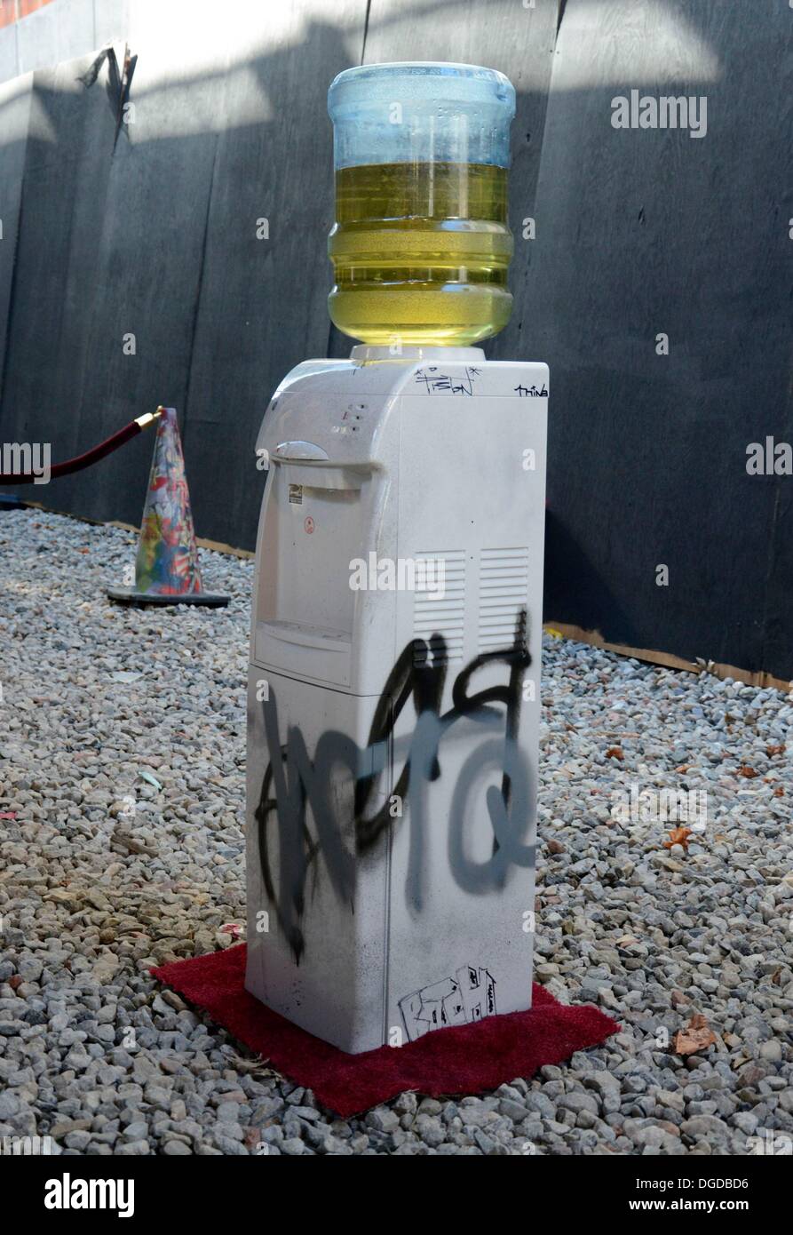 New York, NY, USA. 18. Oktober 2013. Banksy & Os Gemeos vor Ort für Graffiti Künstler Banksy und Os Gemeos Zusammenarbeit in Chelsea, West 24th Street und Tenth Avenue, New York, NY 18. Oktober 2013. Bildnachweis: Derek Sturm/Everett Collection/Alamy Live-Nachrichten Stockfoto