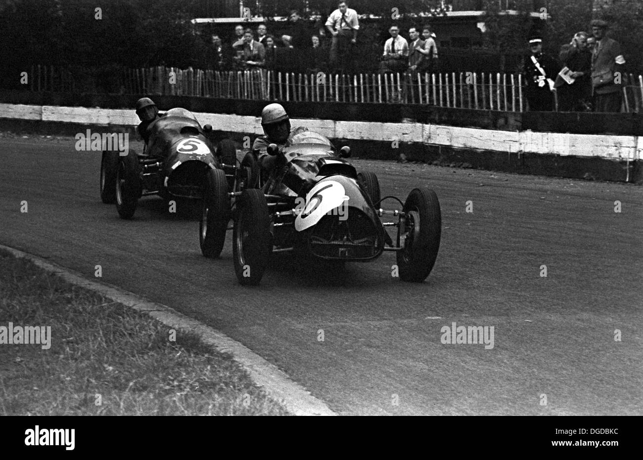F2-Rennen Nr. 6 Gould beendet 3. und Nr. 5 Nuckey beendete 4. in Cooper T23 Bristols.Crystal Palast, England 19. September 1953. Stockfoto
